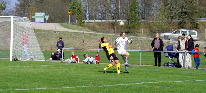 2004_0424_07.jpg - Södra's Victor Huerta i närkamp med skinnskattebergs målvakt